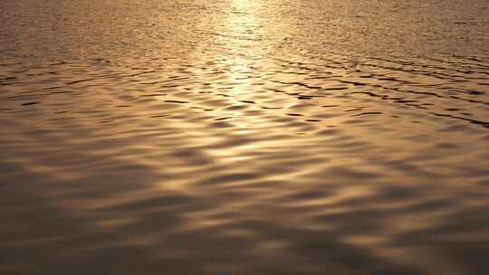 波光粼粼金色水面湖面江面湖水河流黄昏波光
