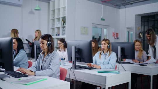 现代公司女性联络中心通过耳机与客户和客户