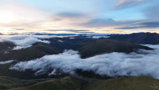 黎明航拍四川西部色达县高山云海朝霞景观