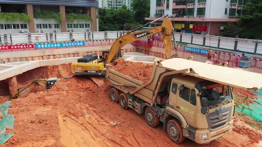 航拍泥头车工地装土道路上行驶