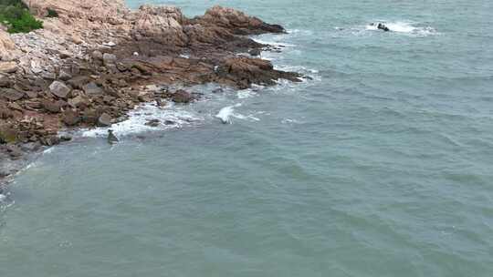 俯拍海岸礁石海浪拍打岩石海水海边浪花潮水