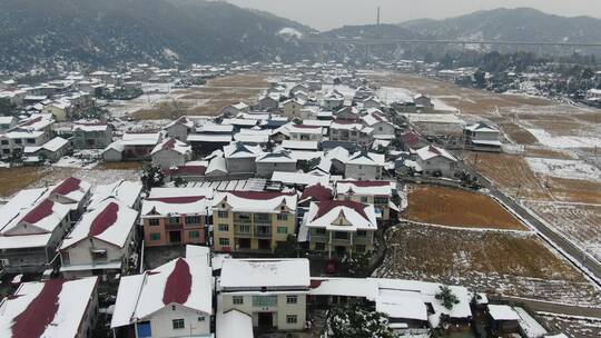 航拍美丽乡村冬天雪景