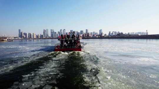 冬季海河冰面游船城市旅游风光