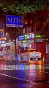 下雨的夜晚城市道路车流斑马线行人-竖版