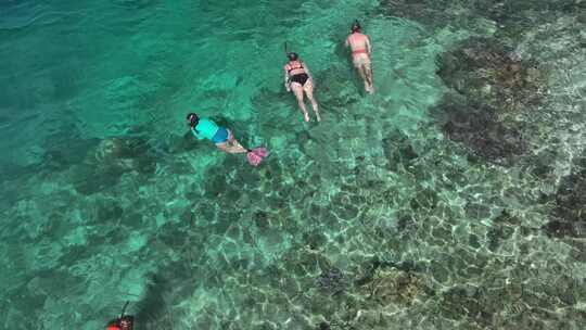 印尼科莫多海岛浮潜游泳海上风光