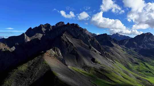 航拍川西大哇梁子垭口高山草原牧场风光