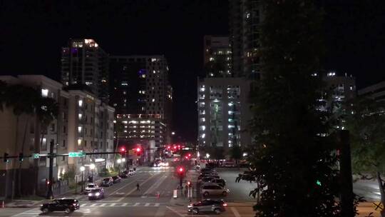 夜晚城市道路上的车辆视频素材模板下载