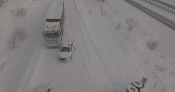 北方冬季冰雪道路车祸航拍