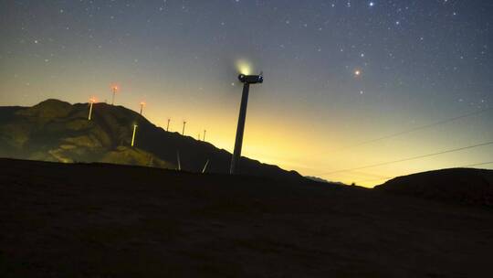 原创星空跟随延时阳春风车山4K