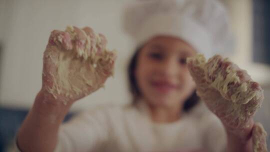 小女孩在厨房和面的特写镜头    