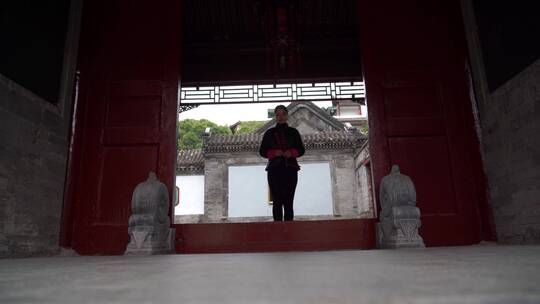 中式四合院胡同女人走路低角度拍摄
