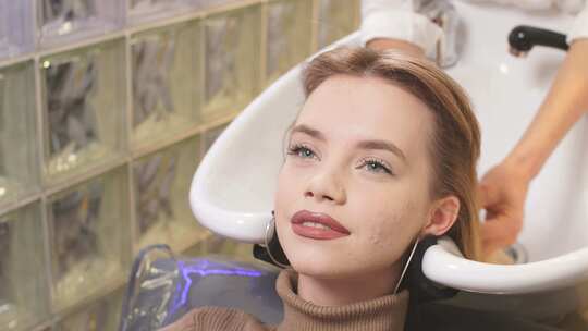 年轻女子在理发店染发视频素材模板下载