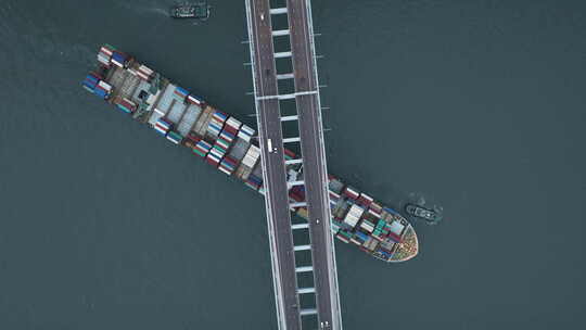 大型货船通过吊桥高空自上而下无人机射击。