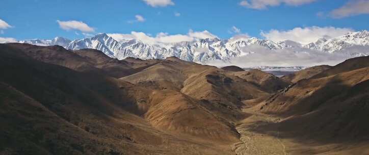 新疆荒漠与雪山同框中国地理风光景色