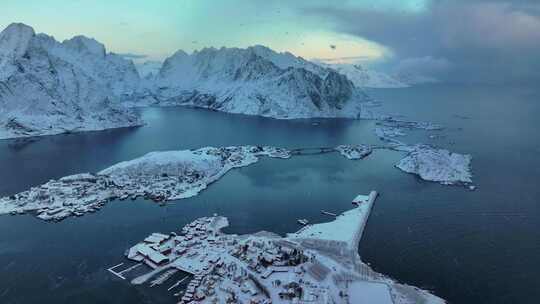 挪威罗弗敦群岛北极圈雷纳冬季雪景高空航拍