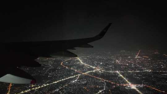 飞机上俯瞰城市夜景的景象