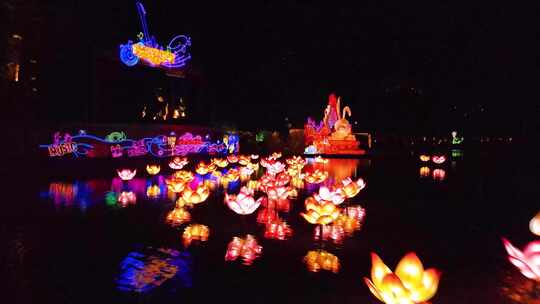 水面莲花花灯夜景