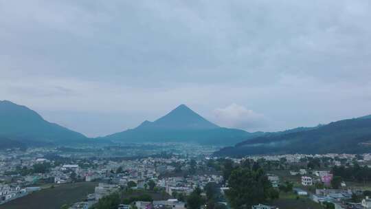 多云天空下山脉附近房屋的无人机镜头