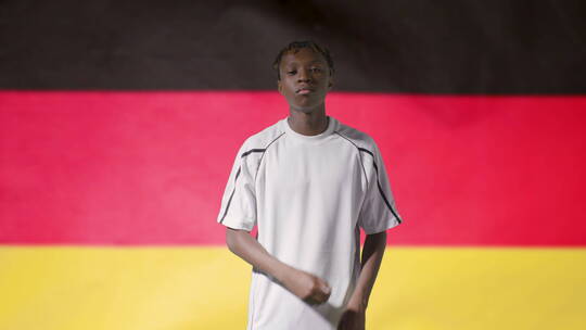 德国国旗前交叉手臂的男人视频素材模板下载