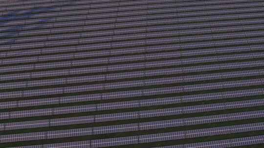 日落时的太阳能收集器视频素材模板下载