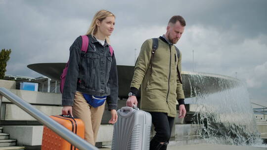 年轻夫妇带行李离开机场