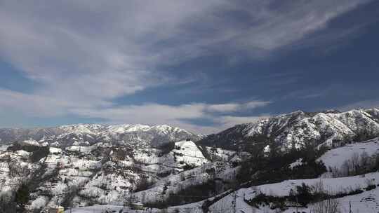 土耳其里泽黑海地区多雪的冬季景观