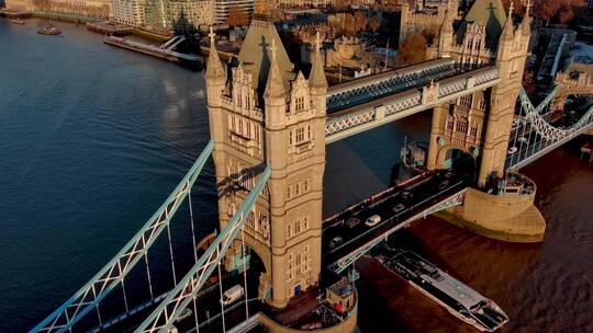 城市航拍游轮在伦敦桥行驶过摩天大楼日出