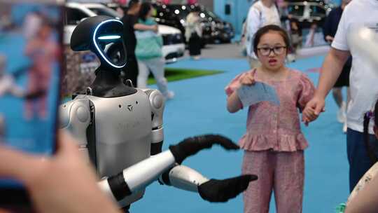 宇树机器人G1鼓掌和观众打招呼