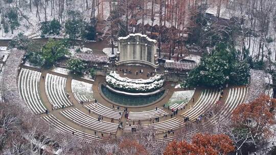 南京钟山景区音乐台鸽子飞舞雪景航拍