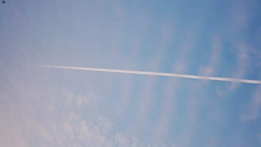 飞机尾迹划过天空