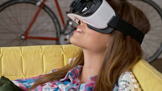 VR耳机中的搞笑女人视频素材模板下载