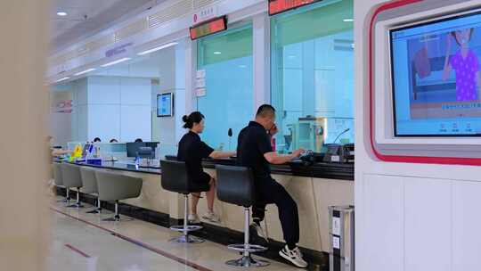 银行大厅客户柜台办理业务