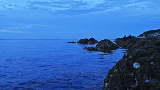 傍晚大海海面蓝调海水礁石波纹静谧风光