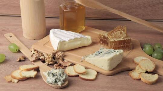 木板上的蓝色奶酪
