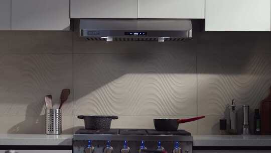 现代厨房灶台及厨具特写