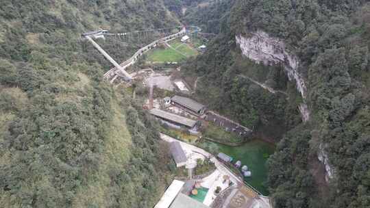 山林中设有娱乐设施的户外场地