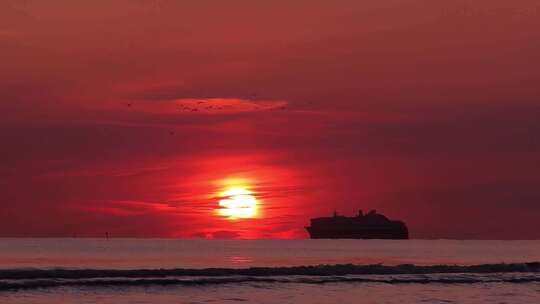 大海夕阳落日海浪游轮渔船海鸥飞翔旅行海边