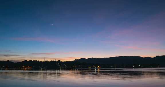 印度尼西亚班达内拉村的延时日出彩色天空班达群岛