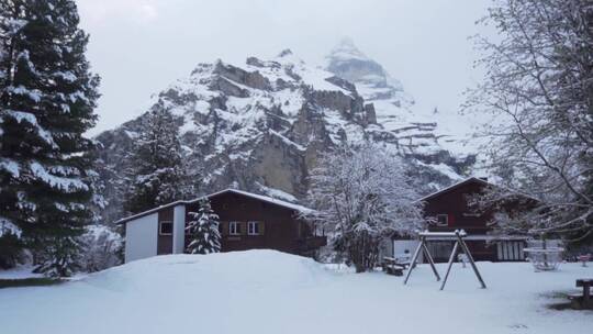 山脚下积雪覆盖的小屋