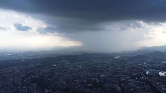 广东东莞：降雨景象