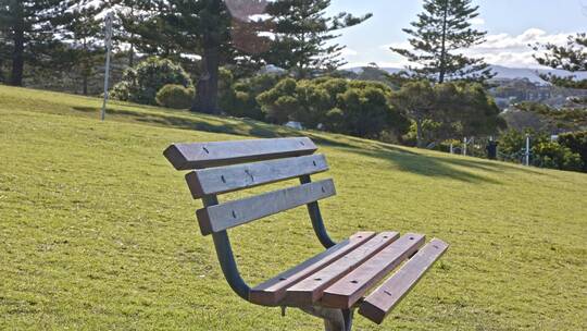 澳大利亚卧龙岗唯美海湾灯塔小路长椅草坪
