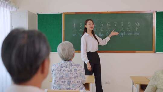 亚洲女教师在语言学校教成熟的学生。