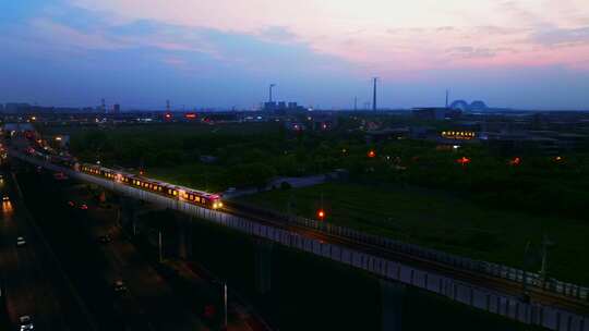 晚霞中的南京地铁