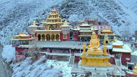 雪中藏式寺庙建筑群鸟瞰全景