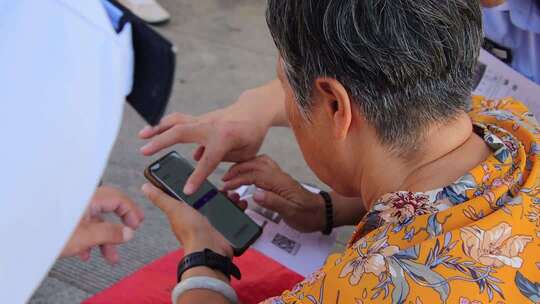 威海高区公安民警开展社区老年群众反诈宣传