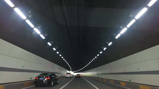 汽车驾车开车通过武汉东湖隧道公路