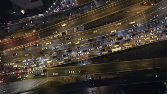 曼谷夜间拥挤的交通
