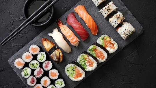 黑色石板上的生鲜寿司卷视频素材模板下载