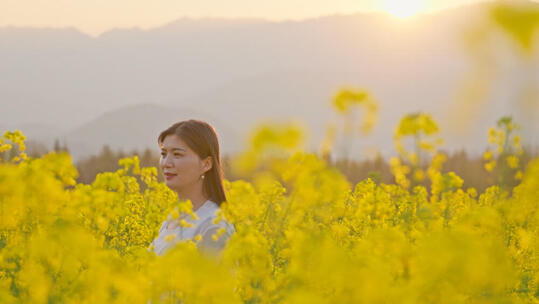 夕阳下的油菜花田和美女