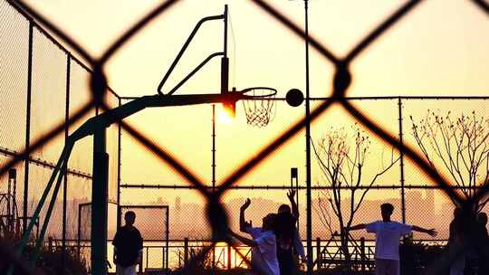 夕阳下球场打篮球升格镜头视频素材模板下载